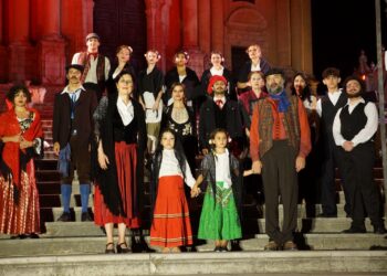 Ragusa, la scalinata del duomo diventa un palcoscenico a cielo aperto con la compagnia Godot