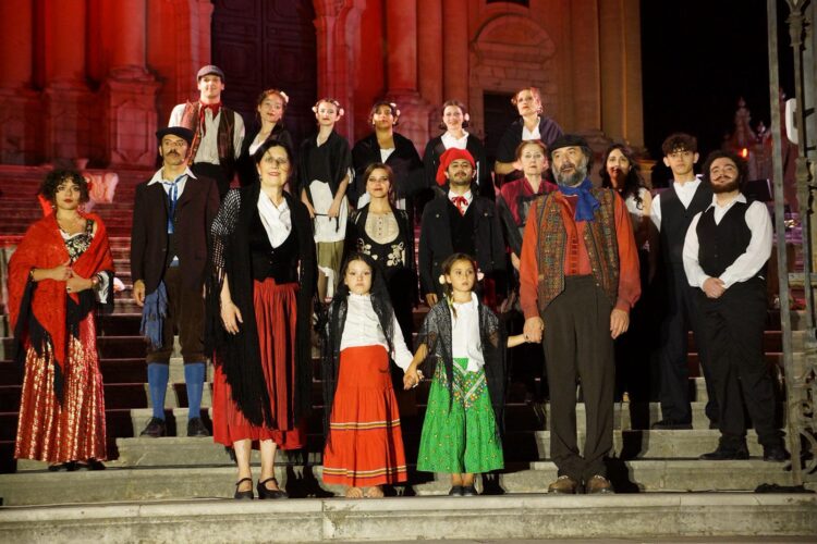 Ragusa, la scalinata del duomo diventa un palcoscenico a cielo aperto con la compagnia Godot