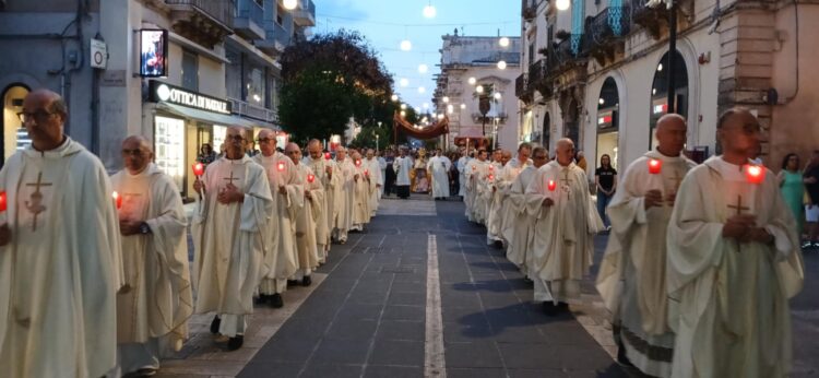 Ragusa, partecipata processione domenica sera per il Corpus Domini