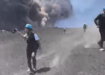 Etna, un flusso piroclastico sfiora alcuni escursionisti. L’Ingv lancia l’allarme