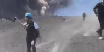 Etna, un flusso piroclastico sfiora alcuni escursionisti. L’Ingv lancia l’allarme