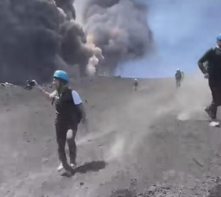Etna, un flusso piroclastico sfiora alcuni escursionisti. L’Ingv lancia l’allarme