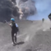 Etna, un flusso piroclastico sfiora alcuni escursionisti. L’Ingv lancia l’allarme