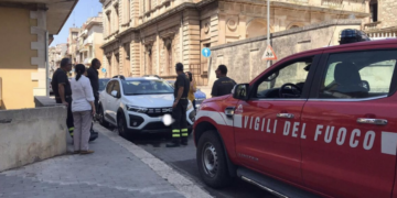 Ragusa, gattino resta intrappolato dentro il vano motore di un’auto: liberato dai vigili del fuoco
