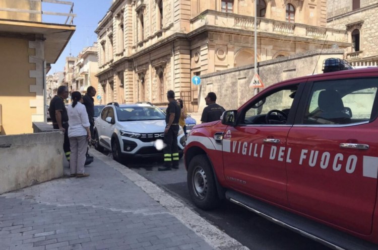 Ragusa, gattino resta intrappolato dentro il vano motore di un’auto: liberato dai vigili del fuoco
