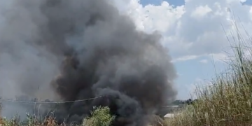 Vittoria, in fiamme una discarica abusiva