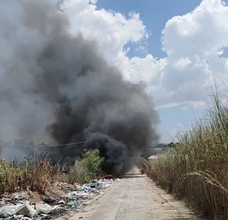 Vittoria, in fiamme una discarica abusiva