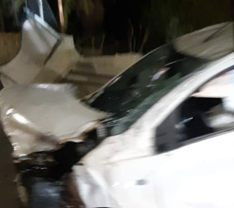 Sampieri, auto contro un muro. Feriti due ragazzi