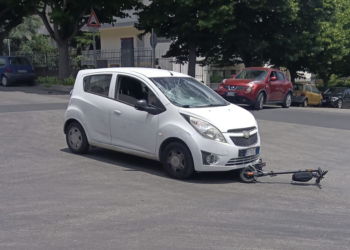 Ragusa, scontro tra auto e monopattino: giovane in ospedale