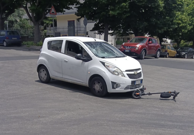 Ragusa, scontro tra auto e monopattino: giovane in ospedale