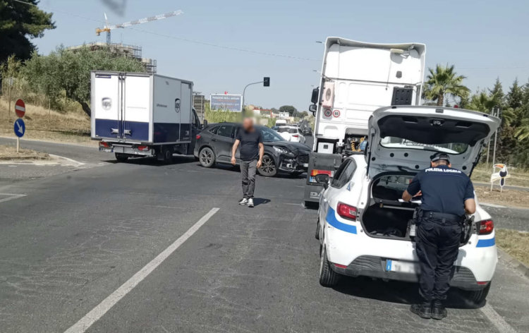 Vittoria, scontro auto-tir: due feriti