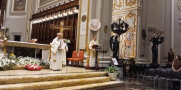 Ragusa, un continuo fluire di fedeli e devoti per rendere onore a San Giovanni