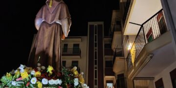 Comiso e la festa di Sant’Antonio, ieri sera la processione con il simulacro