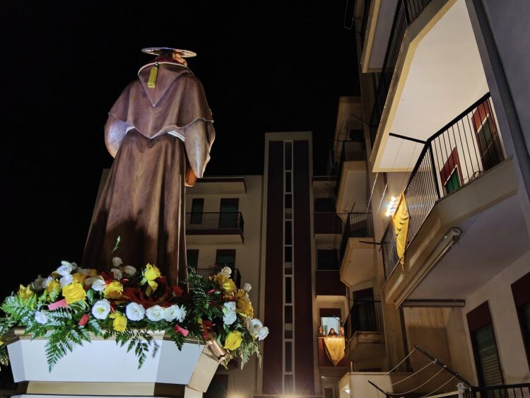 Comiso e la festa di Sant’Antonio, ieri sera la processione con il simulacro