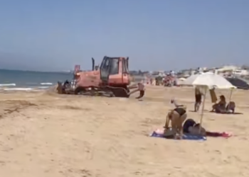Scoglitti, la ruspa in spiaggia tra i bagnanti. E’ protesta