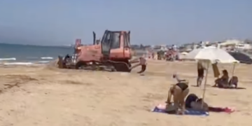 Scoglitti, la ruspa in spiaggia tra i bagnanti. E’ protesta