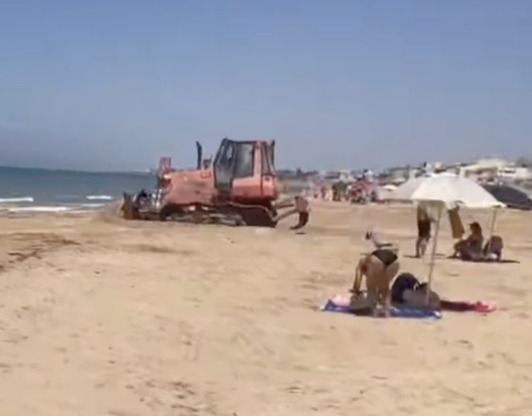 Scoglitti, la ruspa in spiaggia tra i bagnanti. E’ protesta
