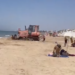 Scoglitti, la ruspa in spiaggia tra i bagnanti. E’ protesta