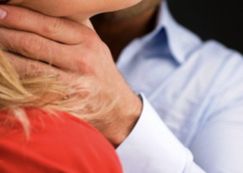 Ragusa, va a trovare l’amica, lei non c’è. Il fratello la fa accomodare ma poi l’aggredisce: finisce in ospedale