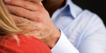 Ragusa, va a trovare l’amica, lei non c’è. Il fratello la fa accomodare ma poi l’aggredisce: finisce in ospedale