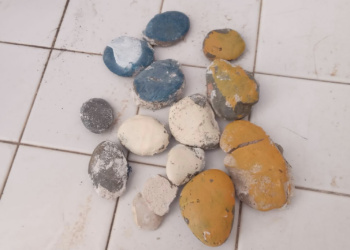 Scoglitti, lancio di pietre davanti alla scuola. La denuncia di una cittadina