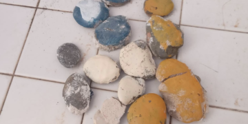Scoglitti, lancio di pietre davanti alla scuola. La denuncia di una cittadina