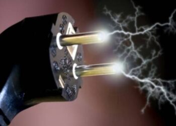 Un operaio di 26 anni muore folgorato da una scarica elettrica