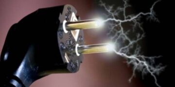 Un operaio di 26 anni muore folgorato da una scarica elettrica
