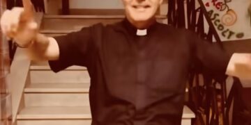 Platani in festa a Ragusa, e padre Marco diventa direttore d’orchestra