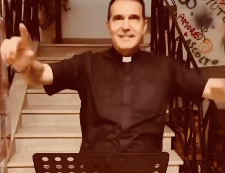 Platani in festa a Ragusa, e padre Marco diventa direttore d’orchestra