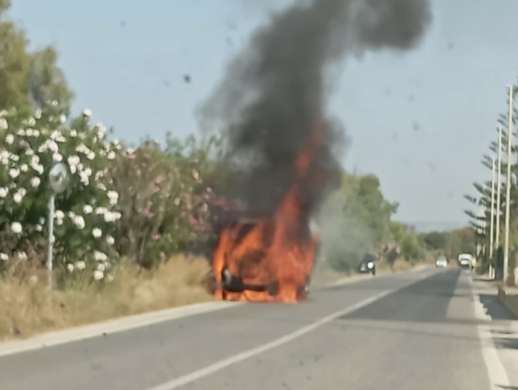 Ispica, in fiamme un mezzo della ditta che raccoglie i rifiuti