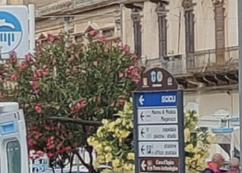 Modica, donna precipita nel vuoto mentre pulisce le persiane: trasportata in ospedale