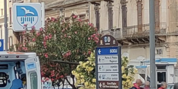 Modica, donna precipita nel vuoto mentre pulisce le persiane: trasportata in ospedale