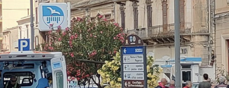 Modica, donna precipita nel vuoto mentre pulisce le persiane: trasportata in ospedale