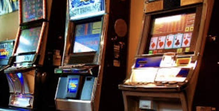 Gioca a una video lottery con poche monete e vince mezzo milione di euro