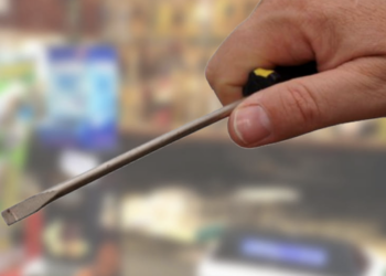 Marina di Ragusa, rapina minori minacciandoli con un cacciavite