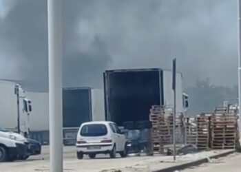 Vittoria, bruciano rifiuti alle spalle dell’ortofrutticolo