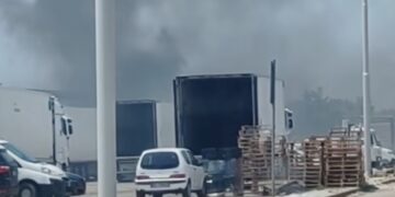 Vittoria, bruciano rifiuti alle spalle dell’ortofrutticolo