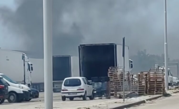 Vittoria, bruciano rifiuti alle spalle dell’ortofrutticolo