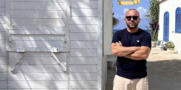 Punta Secca, riesce a trarre in salvo cinque turisti che facevano il bagno a due passi dalla casa di Montalbano