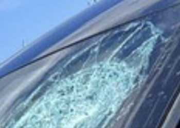 Sampieri, pietre contro le auto in transito: distrutto il parabrezza di una Lancia. Illesi gli occupanti