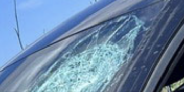 Sampieri, pietre contro le auto in transito: distrutto il parabrezza di una Lancia. Illesi gli occupanti
