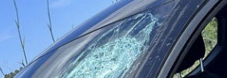 Sampieri, pietre contro le auto in transito: distrutto il parabrezza di una Lancia. Illesi gli occupanti