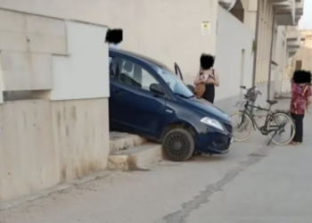 Donnalucata, con l’auto giù per le scale in prossimità del lungomare