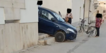 Donnalucata, con l’auto giù per le scale in prossimità del lungomare