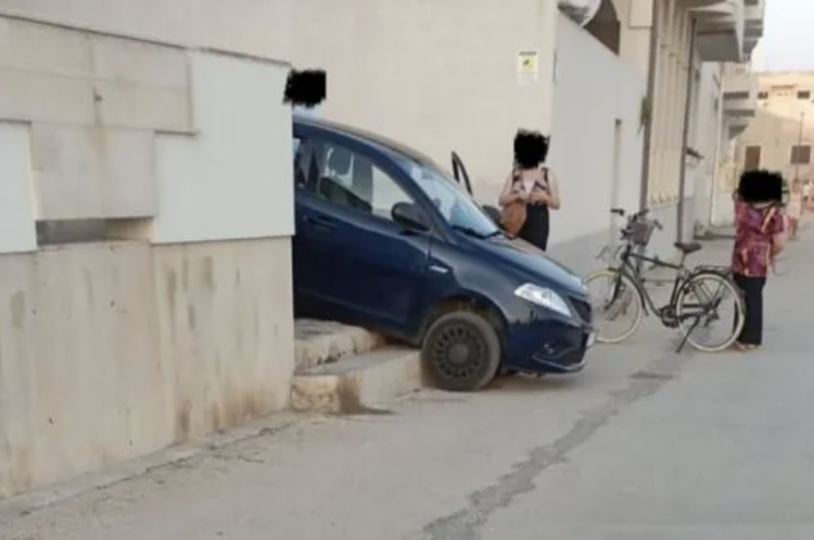 Donnalucata, con l’auto giù per le scale in prossimità del lungomare