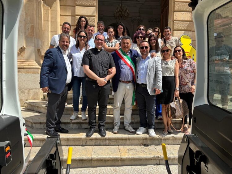 Scicli, consegnato al Comune un veicolo per i diversamente abili