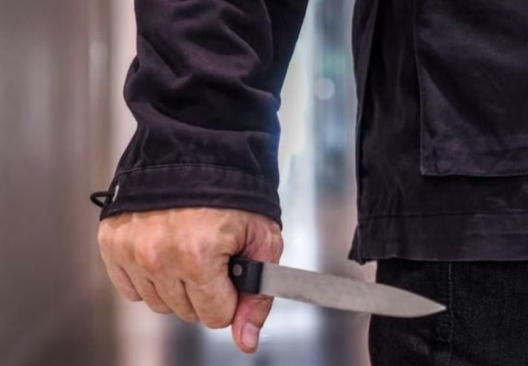 Marina di Ragusa, la ragazza aggredita a colpi di coltello da cucina e non strangolata