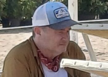 Tom Hanks in spiaggia a Sampieri