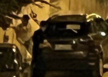 Marina di Ragusa, urina su auto in sosta. Monta la polemica